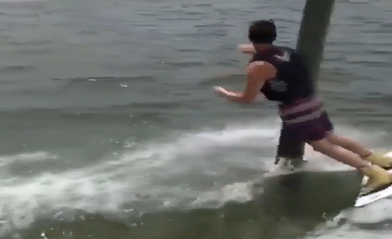 بالفيديو : سقوط عنيف لشاب حاول التقاط زجاجة مياه غازية أثناء تزلجه