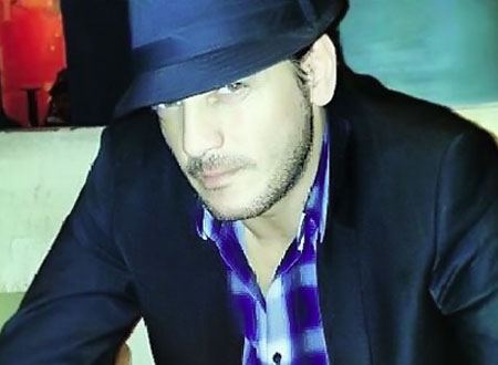 خالد أبوالنجا يعلن دعمه لزواج المثليين بهذه الصورة