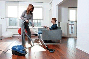 الرجل «البيتوتي» .. هل وجوده في البيت نعمة أم نقمة؟