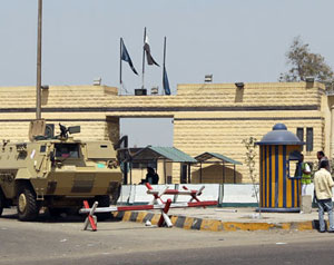 مصر: سجين يضرب عن الطعام مطالبا بمعاملته مثل مبارك مصر: سجين يضرب عن الطعام مطالبا بمعاملته مثل مبارك