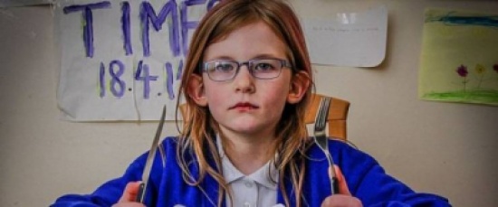 لا تنام ولا تشعر بالجوع أو الألم .. طفلة بريطانيّة "خارقة" !