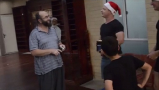 فيديو :  حاول استفزاز مسلمين فأهان نفسه