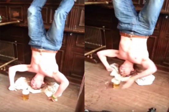 بالفيديو: شاب يحاول إحتساء مشروباً وهو “مقلوب” فأنتهت تجربته بمأساة