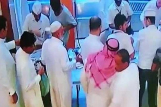 شاهد.. لصان يستغلان انشغال مسن في مطعم ويسرقان ماله