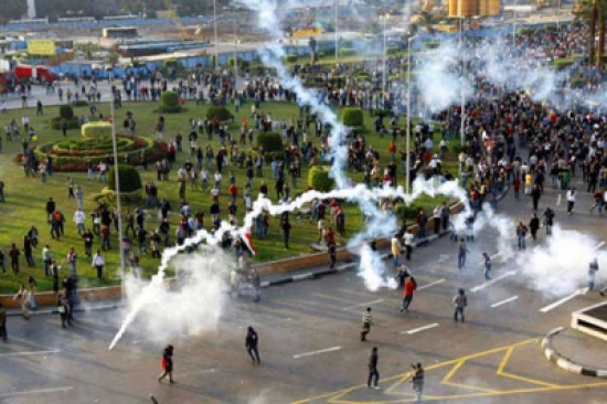 متظاهرون يشتبكون مع الامن المصري خلال احياء الذكرى الثانية للثورة في "التحرير"