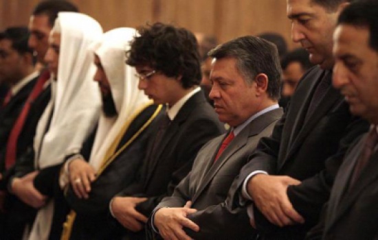 الملك يشارك المصلين إحياء ليلة القدر الملك يشارك المصلين إحياء ليلة القدر