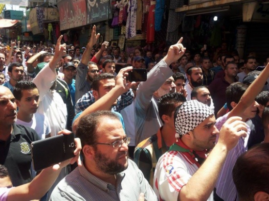مسيرة في الزرقاء تحيي المقاومة الفلسطينية مسيرة في الزرقاء تحيي المقاومة الفلسطينية