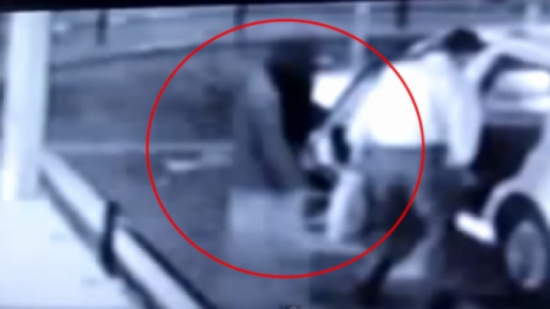 فيديو| 'شبح' يدخل في سيارة أجرة وأمام الجميع!!