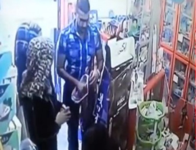 شاهد.. تفتيش 3 فتيات حاولن سرقة معروضات من داخل صيدلية