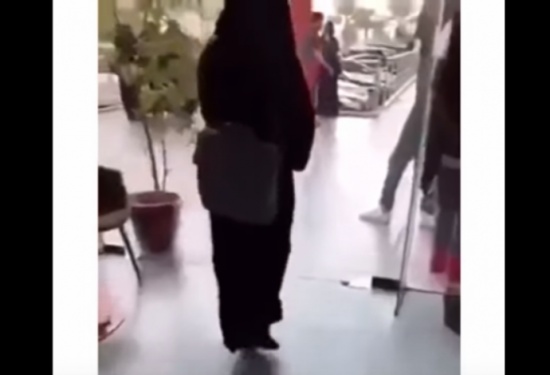 فيديو| هذا ما فعله شاب لفتاة تعرضت أمامه لموقف محرج! فيديو| هذا ما فعله شاب لفتاة تعرضت أمامه لموقف محرج!