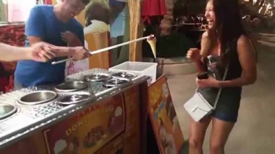 شاهد.. بائع آيس كريم تركي يسحر زبائنه