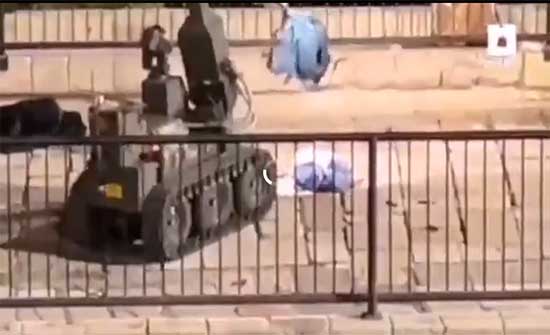 بالفيديو .. أمن الإحتلال يستخدم روبوتا لفحص حقيبة مشبوهة في القدس