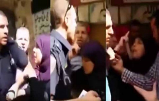 شاهد.. امرأة تمنع شرطيا إسرائيليا من القبض على فلسطينية