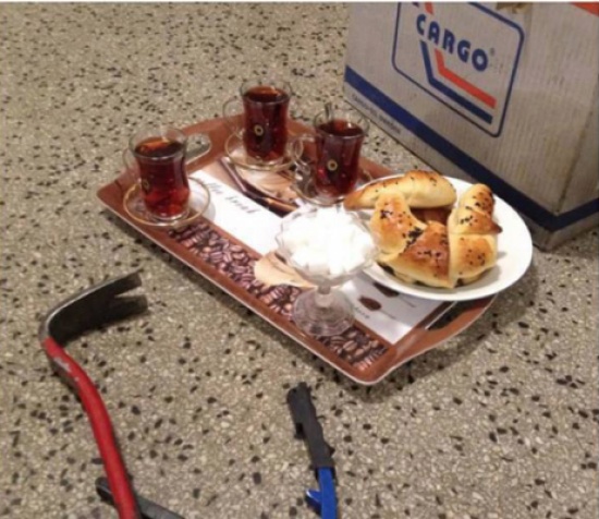 صورة : عامل سويدي يشكر لاجئة سورية ..فما السبب ! صورة : عامل سويدي يشكر لاجئة سورية ..فما السبب !