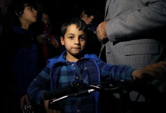 بالصور: أردوغان يهدي دراجة هوائية لطفلٍ سوري ضربه بائع تركي بالصور: أردوغان يهدي دراجة هوائية لطفلٍ سوري ضربه بائع تركي