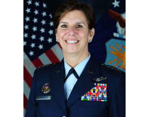 أول امرأة لقيادة قوات قتالية أميركية