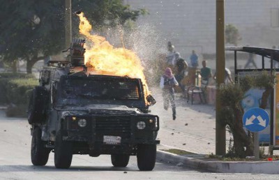 فلسطينيون يحرقون مركبة مستوطن في نابلس فلسطينيون يحرقون مركبة مستوطن في نابلس