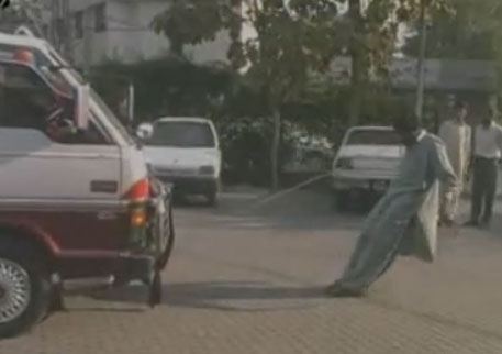 رجل يرفع الأثقال بالجفون