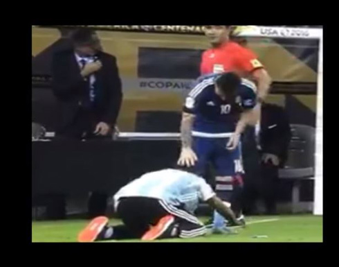 فيديو :  مشجع يركع أمام ميسي