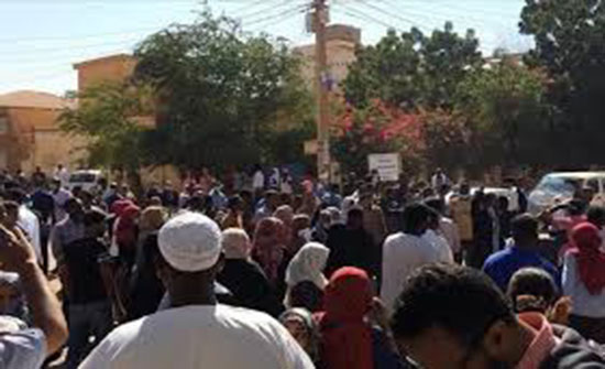 بالفيديو : السودان.. آلاف يتظاهرون قرب مقر قيادة الجيش بالخرطوم بالفيديو : السودان.. آلاف يتظاهرون قرب مقر قيادة الجيش بالخرطوم