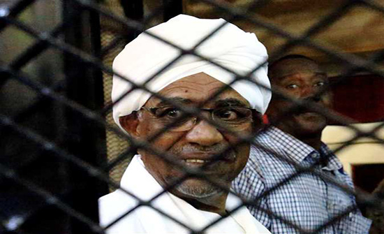 القضاء السوداني يرفض طلبًا بوقف الدعوى بحق البشير بسبب جائحة كورونا القضاء السوداني يرفض طلبًا بوقف الدعوى بحق البشير بسبب جائحة كورونا
