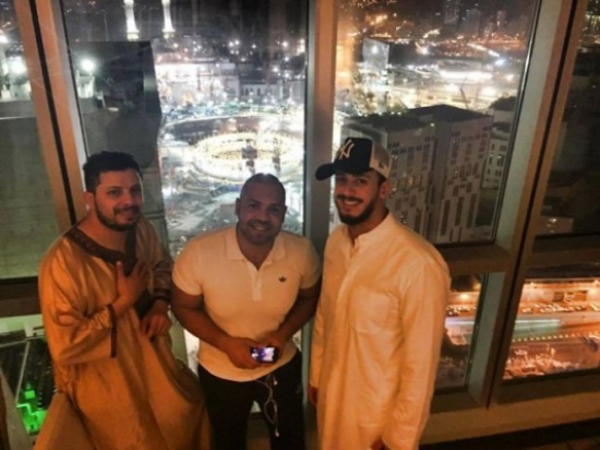 سعد المجرد يؤدي العمرة برفقة زملائه الفنانين " صور "