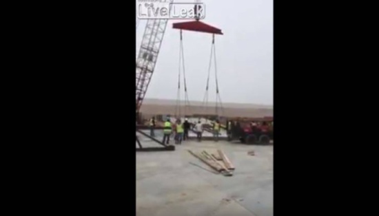 فيديو..لحظة انهيار رافعة عملاقة بأحد مواقع الإنشاءات
