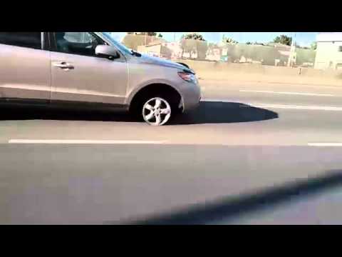 سيارة تقود على الطريق السريع بدون إطارات