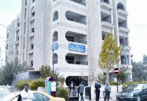 لا يجوز للموظفين العموميين احتراف التجارة