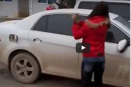 شاهد ماذا فعلت امرأة في سيارة زوجها الخائن