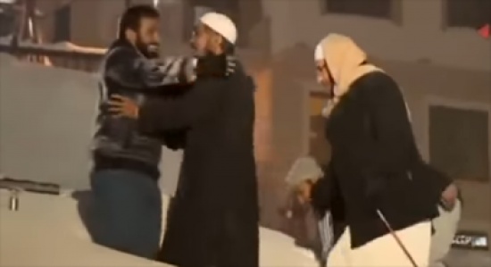 فيديو: في تصرف غريب.. العودة يدفع معد برنامج المجرة وسط ثلوج إسطنبول! فيديو: في تصرف غريب.. العودة يدفع معد برنامج المجرة وسط ثلوج إسطنبول!