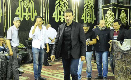 بالفيديو: انفعال كريم عبد العزيز في عزاء والدة يسرا بسبب سيلفي! بالفيديو: انفعال كريم عبد العزيز في عزاء والدة يسرا بسبب سيلفي!