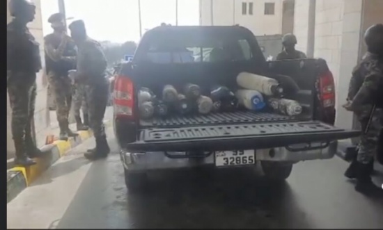 لحظة تزويد الدفاع المدني مستشفى السلط بالأوكسجين (صور)