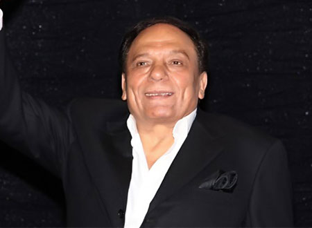 رئيس الوزراء يزور عادل إمام في كواليس مسلسل «أستاذ ورئيس قسم».. صور