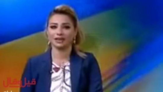 مذيعة تدخل بنوبة ضحك على الهواء خلال تقديم نشرة الأخبار
