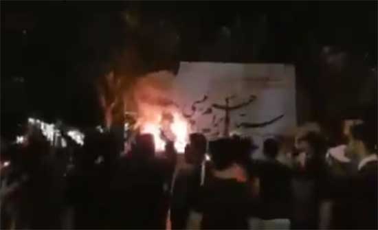 محتجون يحرقون مقر أحد مرشحي الانتخابات الرئاسية في ايران .. بالفيديو محتجون يحرقون مقر أحد مرشحي الانتخابات الرئاسية في ايران .. بالفيديو
