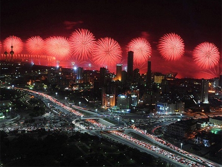 الكويت تدخل غينتس بأضخم ألعاب نارية في يوم الدستور الكويت تدخل غينتس بأضخم ألعاب نارية في يوم الدستور