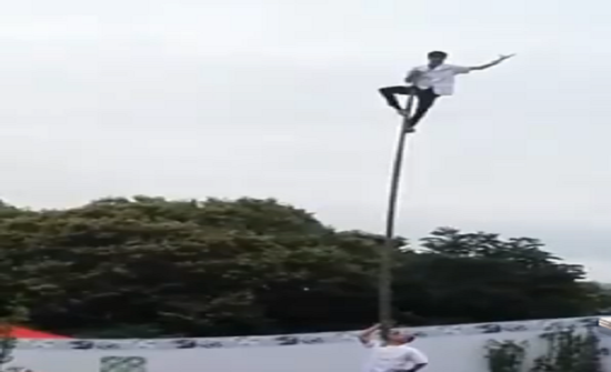 بالفيديو : شاب أسيوي يعرض حياته للخطر من أجل عرض بالشارع بالفيديو : شاب أسيوي يعرض حياته للخطر من أجل عرض بالشارع
