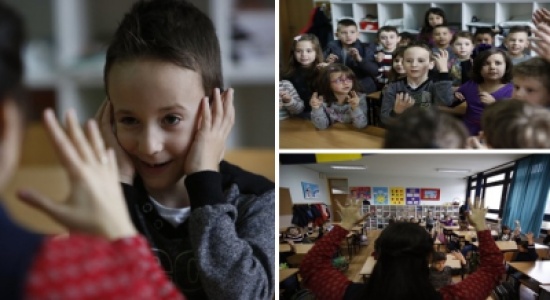 صف بأكمله يتعلمون لغة الإشارة ليتواصلوا مع زميلهم الأصم صف بأكمله يتعلمون لغة الإشارة ليتواصلوا مع زميلهم الأصم