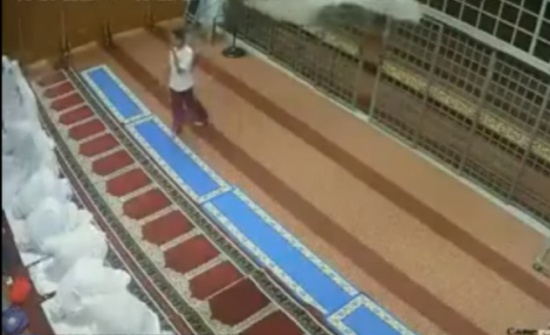 فيديو| سكران إقتحم مصلى للسيدات ففعل شيئاً خادشاً جداً! فيديو| سكران إقتحم مصلى للسيدات ففعل شيئاً خادشاً جداً!