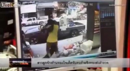 شاهد: شجاعة فتاة بمحل مجوهرات أمام لص