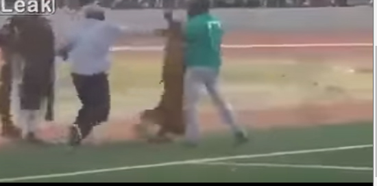 شاهد مشاجرة عنيفة بين سحرة أثناء وضعهم تعاويذ قبل مباراة أفريقية!