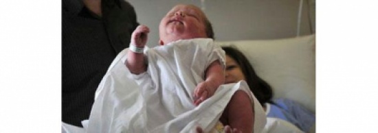 امرأة تلقي رضيعها من الدور الأول لإنقاذه من حريق