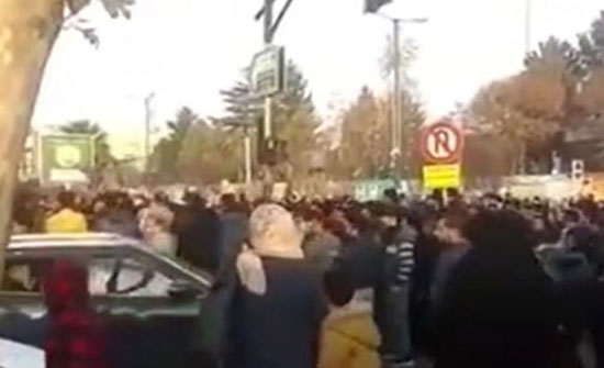 شاهد بالفيديو : متظاهرو إيران يهتفون: لا غزة ولا لبنان روحي فداء لإيران شاهد بالفيديو : متظاهرو إيران يهتفون: لا غزة ولا لبنان روحي فداء لإيران