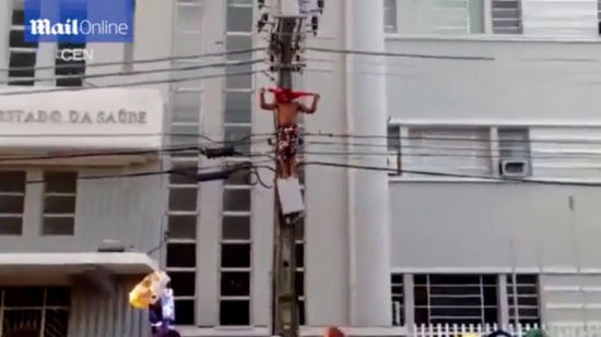 بالفيديو: صاعقة كهربائية تقتل رجلاً تسلق عمود التوتر العالي