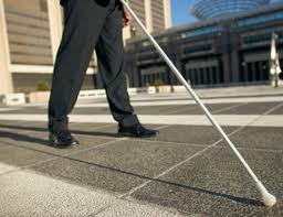 فاقد البصر يحدد أماكن الأشياء عن طريق الصدى