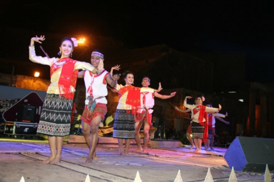 بالصور : مسيرة كرنفالية وحفل تراثي تايلندي إحتفاء بعيد الجلوس الملكي