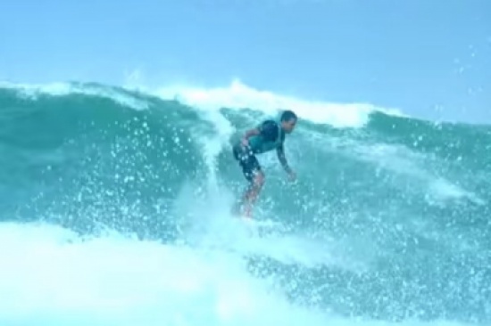 بالفيديو: شاب كفيف يتزلج على الماء بمهارة عالية