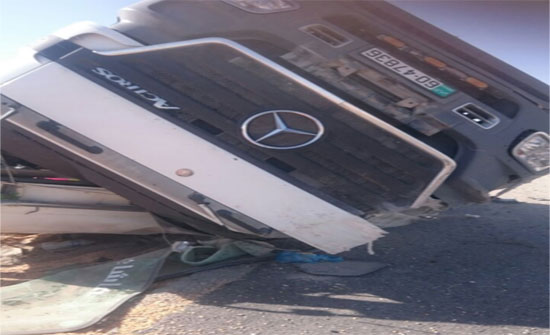 انقلاب شاحنة محملة بالذرة على الطريق الصحراوي ونجاة السائق..صور