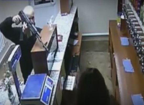 بالفيديو: بائعة شجاعة تشتبك مع لص يحمل رشاش